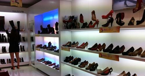 鞋业市场寒冬 利润下滑与市值缩水的深层探析